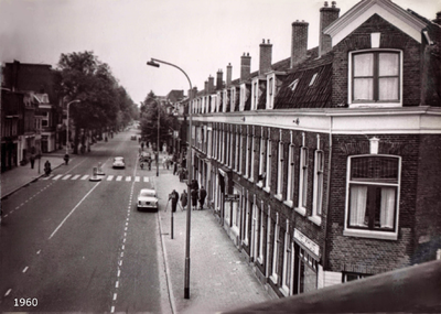 847651 Gezicht in de Amsterdamsestraatweg vanaf de spoorwegovergang naar het noorden.